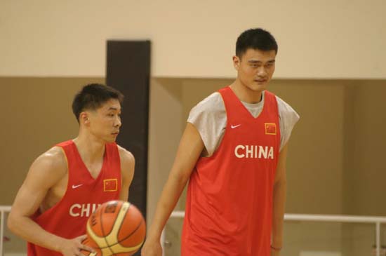 图文-中国男篮多哈首次训练 姚明张劲松一起训练