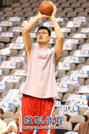 nba组图 火箭战小牛赛前 姚明帅气英姿受追捧