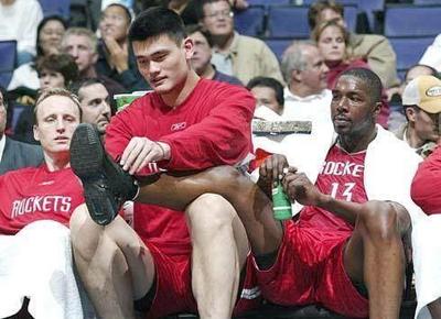 NBA正在消失的文化 姚明系鞋带与詹姆斯拎球鞋的温暖记忆