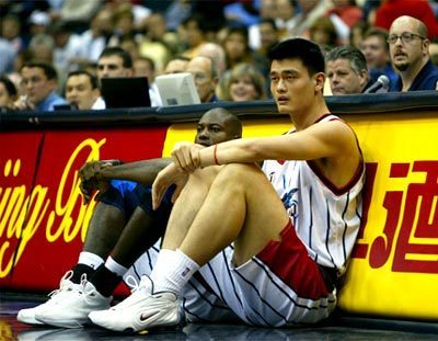 图文-火箭111-104勇士 姚明大部分时间场边观战