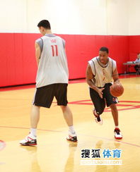 姚明澄清退出国家队传言，训练场积极与队友演练挡拆战术