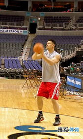 姚明信心十足，与范甘迪难舍难分——火箭战胜奇才精彩回顾